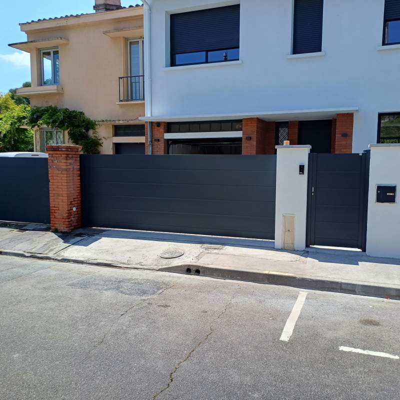 Photo de notre réalisation : RÉNOVATION PORTAIL ET CLOTURE