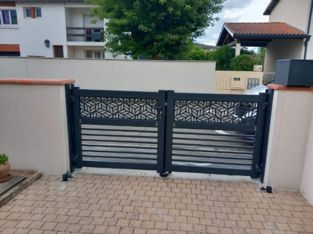 Photo de notre réalisation : PORTAIL  AVEC DÉCORS LASER