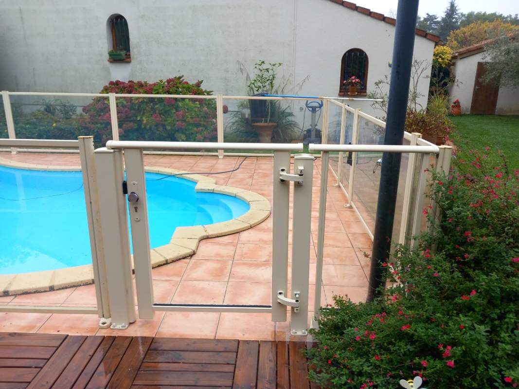 Photo de notre réalisation : PORTILLON PISCINE