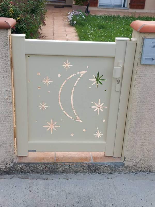 Photo de notre réalisation : PORTAIL  AVEC DÉCORS LASER