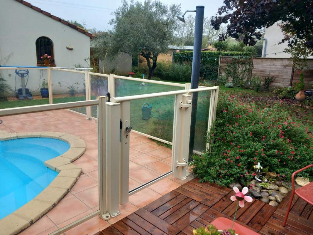 Photo de notre réalisation : PORTILLON PISCINE