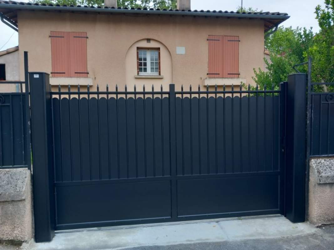 Photo de notre réalisation : PORTAIL TRADITION 