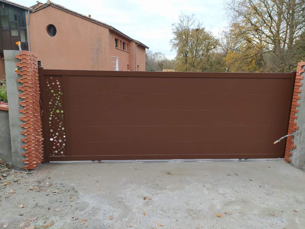 Photo de notre réalisation : PORTAIL  AVEC DÉCORS LASER