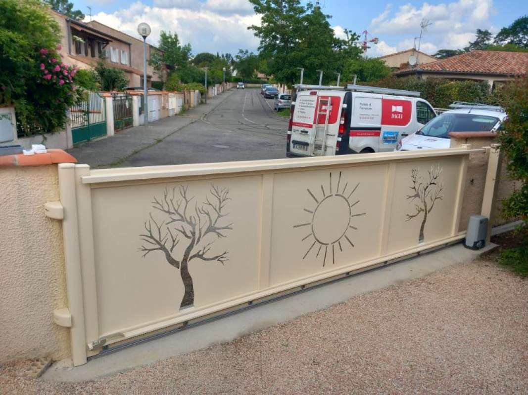 Photo de notre réalisation : PORTAIL  AVEC DÉCORS LASER