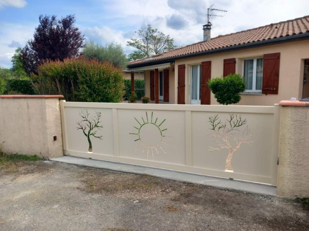 Photo de notre réalisation : PORTAIL  AVEC DÉCORS LASER