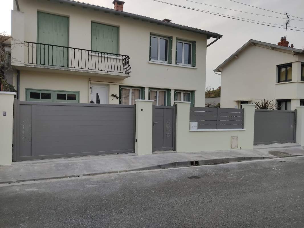 Photo de notre réalisation : PORTAIL  AVEC DÉCORS LASER