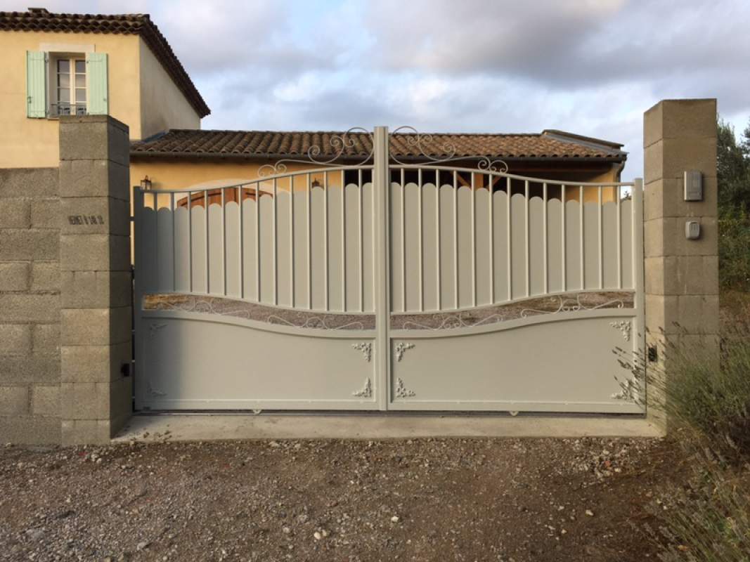 Photo de notre réalisation : PORTAIL TRADITION 