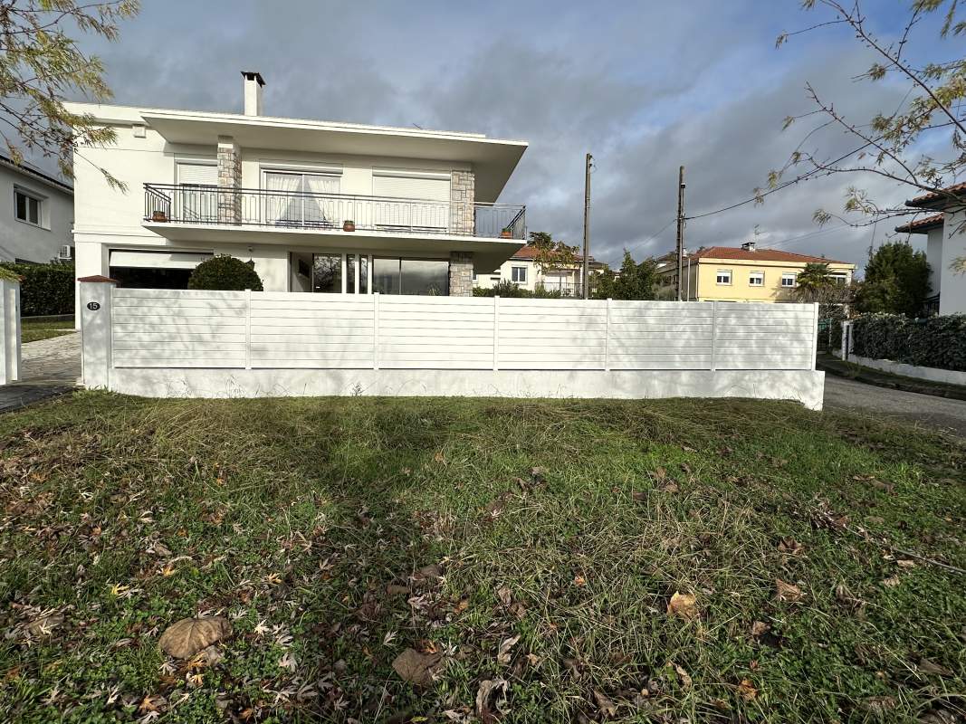 Photo de notre réalisation : CLOTURE ALUMINIUM PERSIENNES 