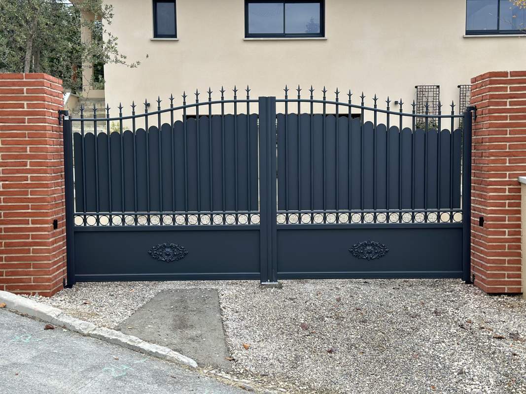 Photo de notre réalisation : Portail  aluminium TRADITION 
