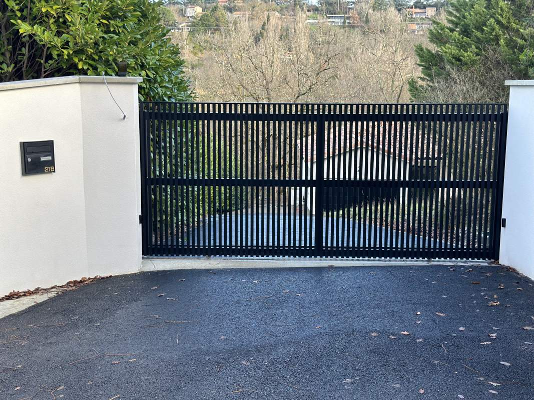 Photo de notre réalisation : PORTAIL COULISSANT  ALUMINIUM
