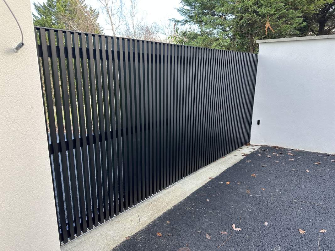 Photo de notre réalisation : PORTAIL COULISSANT  ALUMINIUM