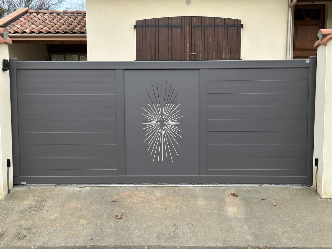 Photo de notre réalisation : PORTAIL  AVEC DÉCORS LASER