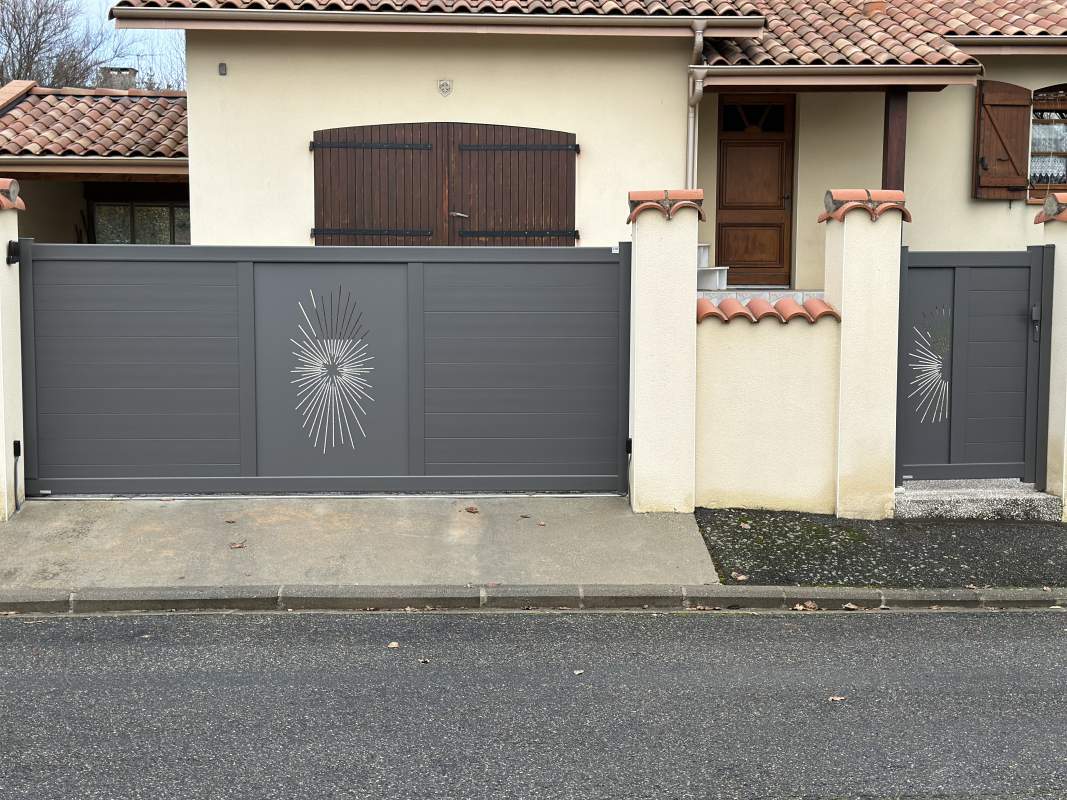 Photo de notre réalisation : PORTAIL COULISSANT ALUMINIUM