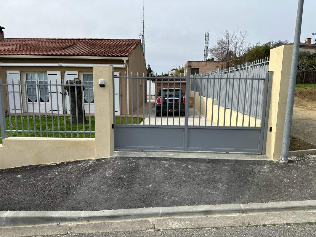 Photo de notre réalisation : PORTAIL TRADITION 