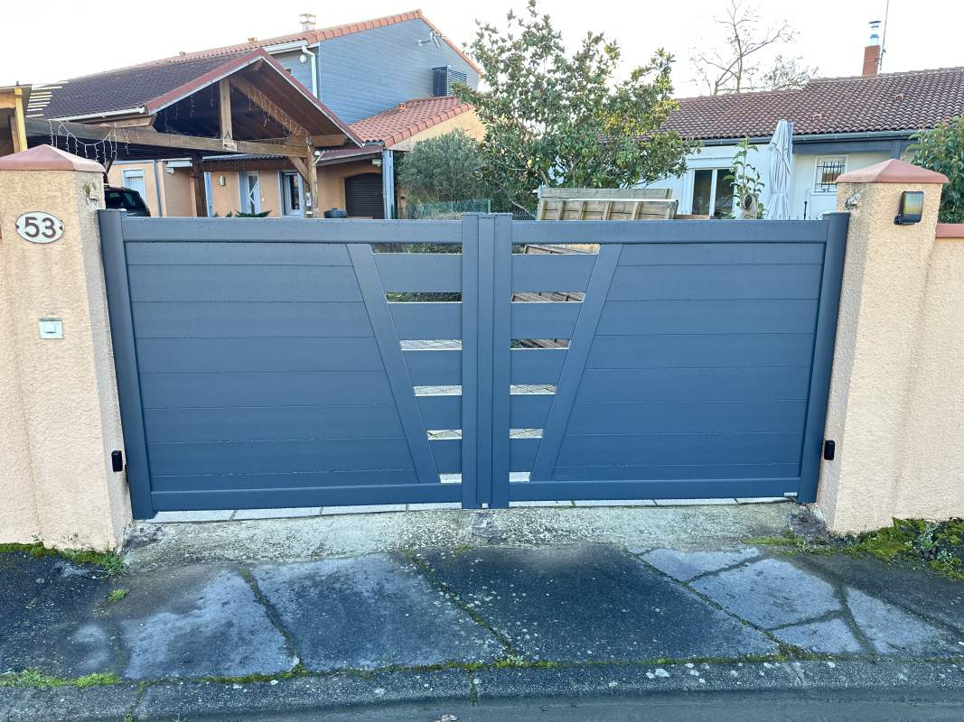 Photo de notre réalisation : PORTAIL ALUMINIUM KOSTUM
