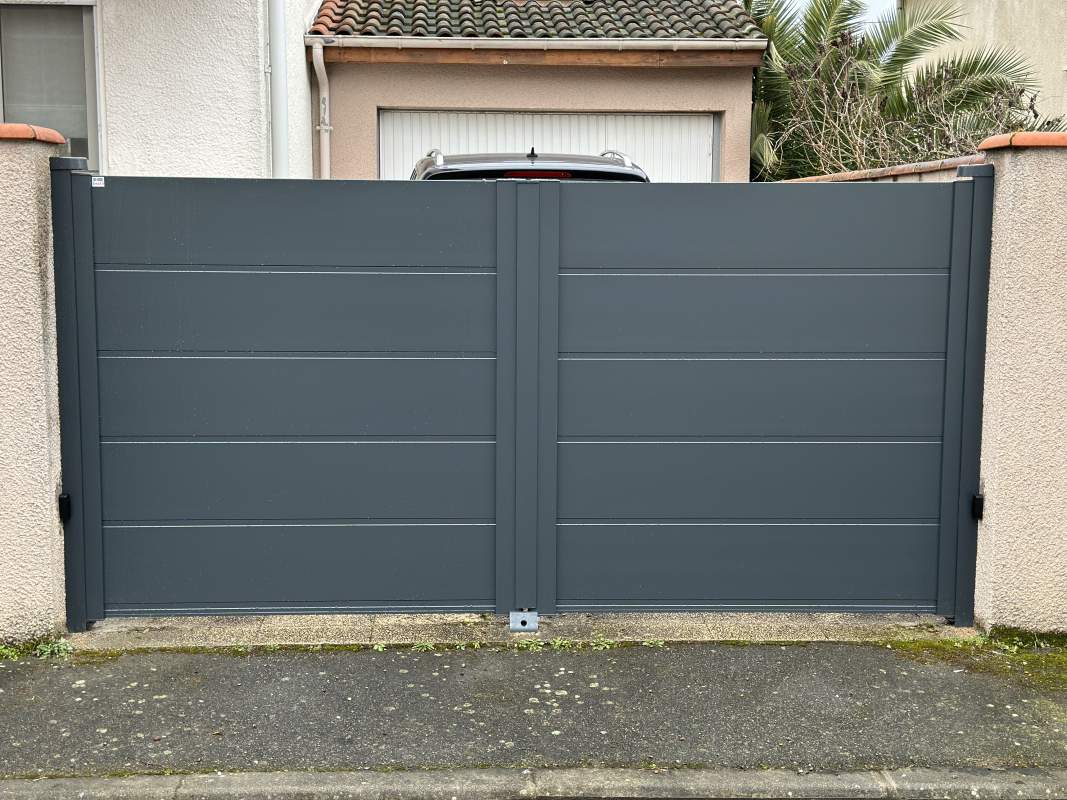 Photo de notre réalisation : PORTAil 2 VANTAUX ALUMINIUM LA TOULOUSAINE 