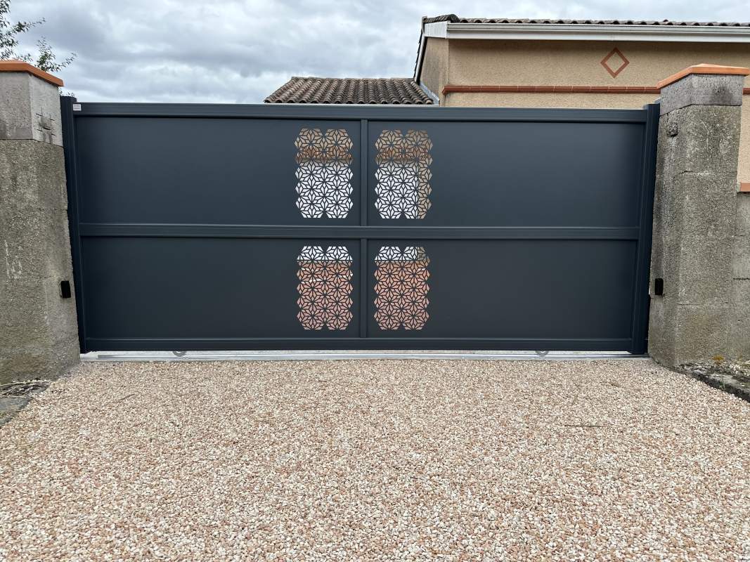 Photo de notre réalisation : PORTAIL  AVEC DÉCORS LASER