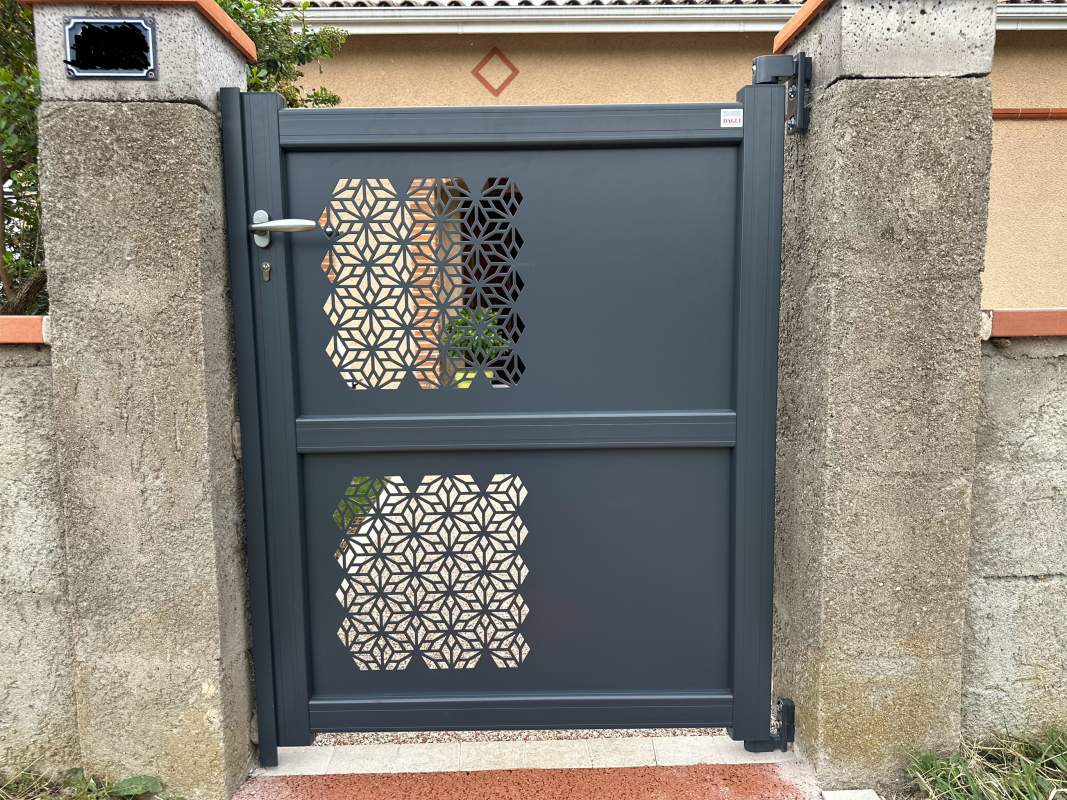 Photo de notre réalisation : PORTAIL  AVEC DÉCORS LASER