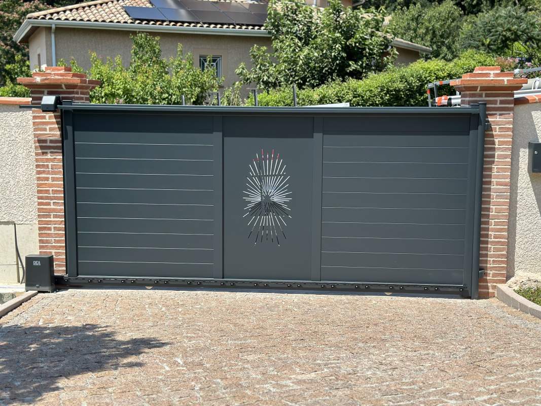 Photo de notre réalisation : PORTAIL  AVEC DÉCORS LASER