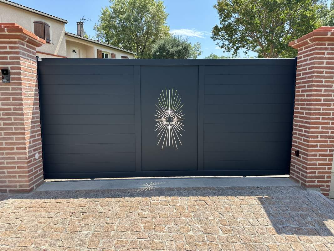 Photo de notre réalisation : PORTAIL  AVEC DÉCORS LASER