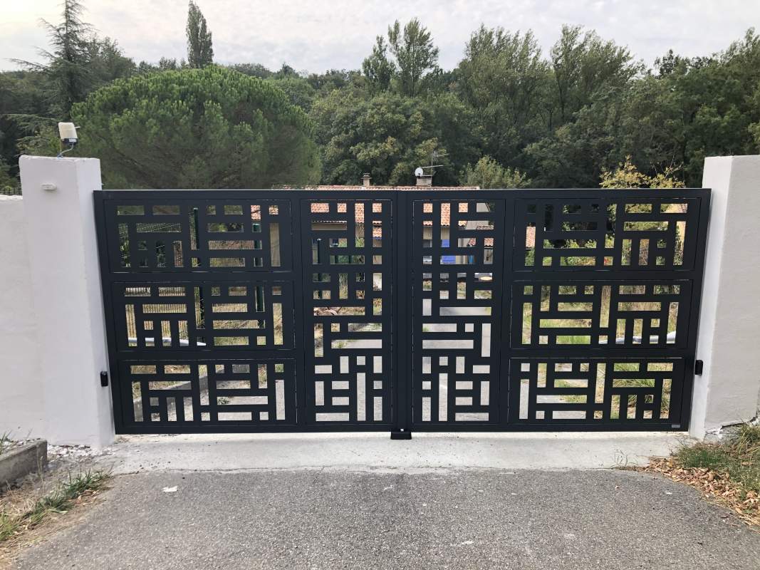 Photo de notre réalisation : PORTAIL  AVEC DÉCORS LASER