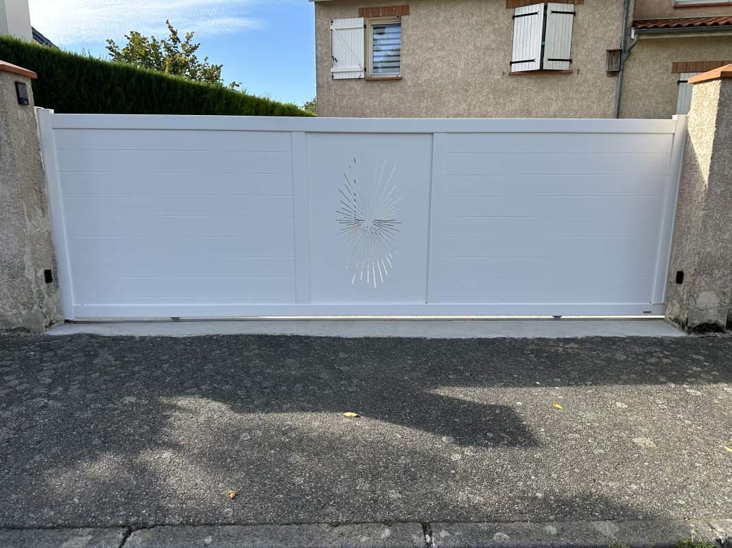 Photo de notre réalisation : PORTAIL  AVEC DÉCORS LASER