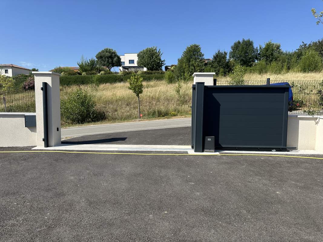 Photo de notre réalisation : PORTAIL TELESCOPIQUE