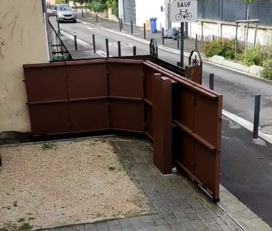 Photo de notre réalisation : PORTAIL SECTIONNEL 