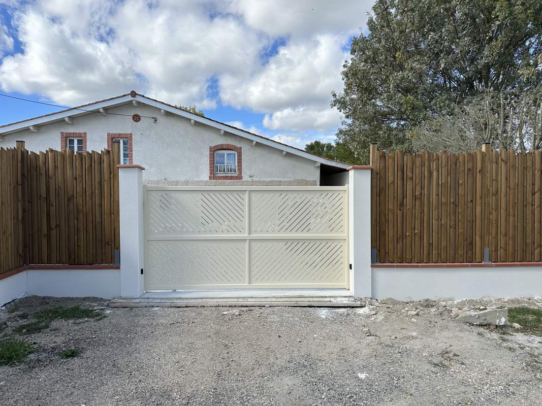 Photo de notre réalisation : PORTAIL COULISSANT TÔLE ALUMINIUM