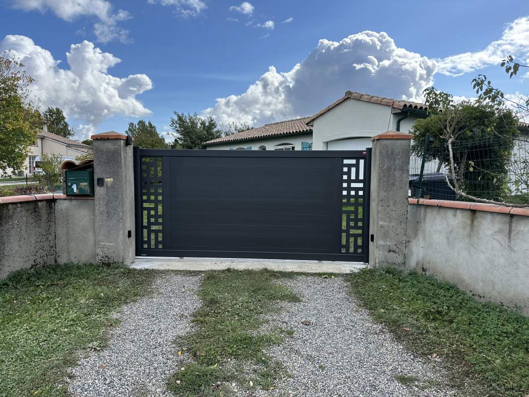 Photo de notre réalisation : PORTAIL COULISSANT INSERT DÉCOUPE LASER