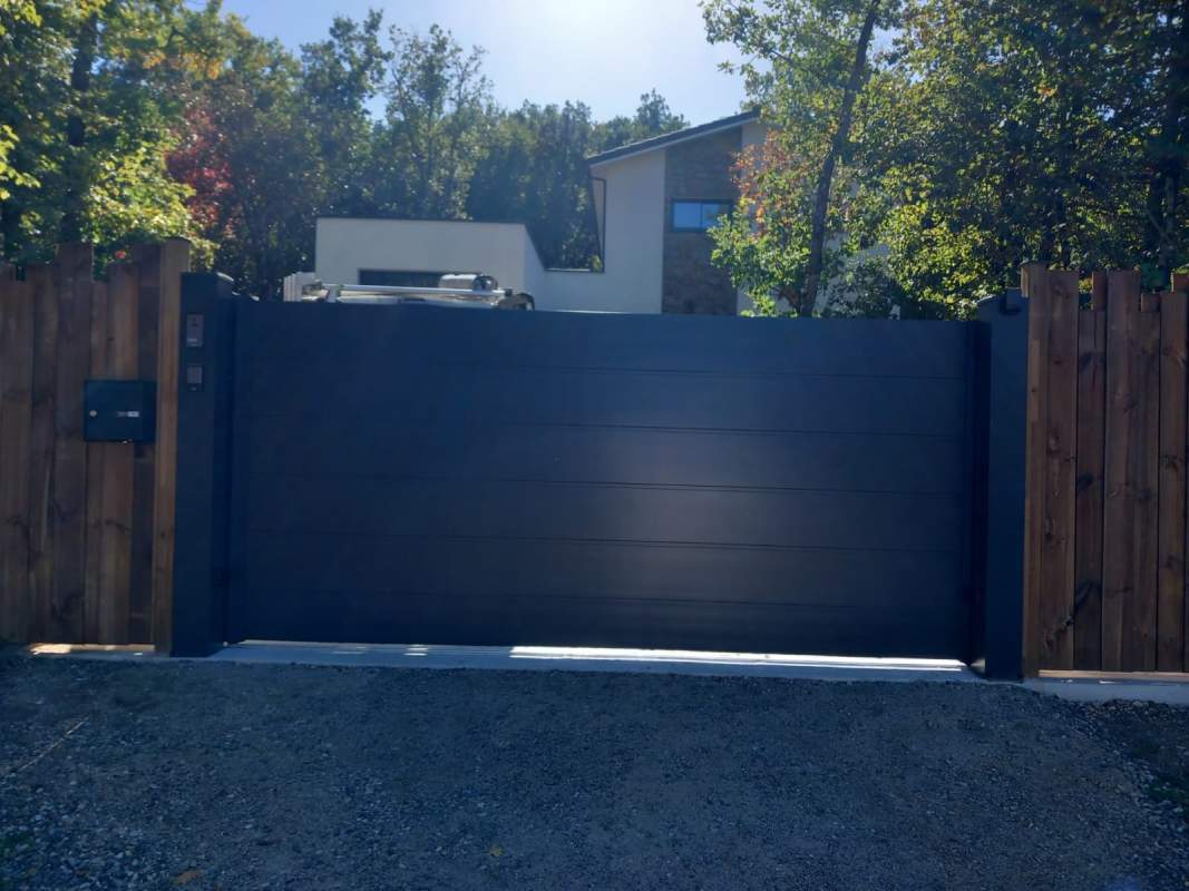 Photo de notre réalisation : PORTAIL COULISSANT PLEIN LA TOULOUSAINE