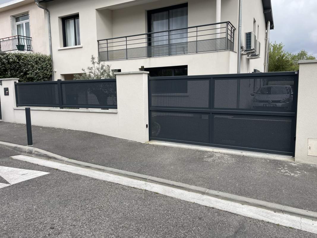 Photo de notre réalisation : Portails tôle aluminium CREATION