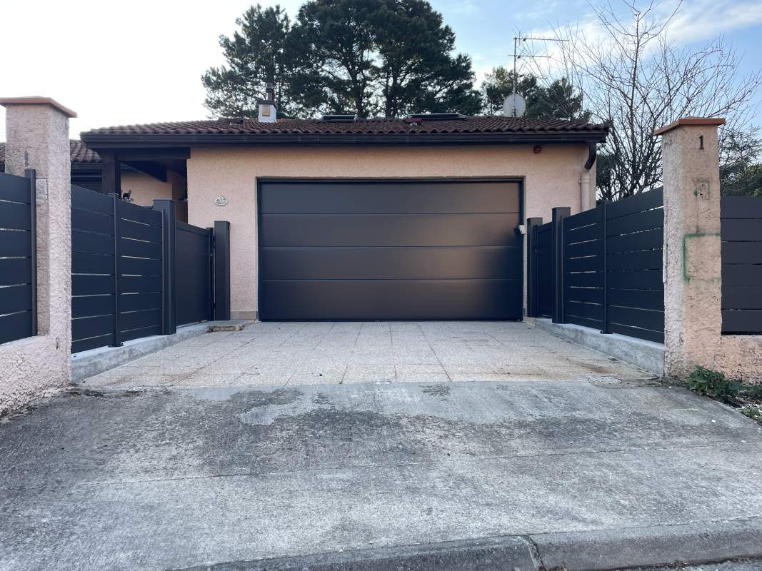 Photo de notre réalisation : Portes de garage sectionnelles