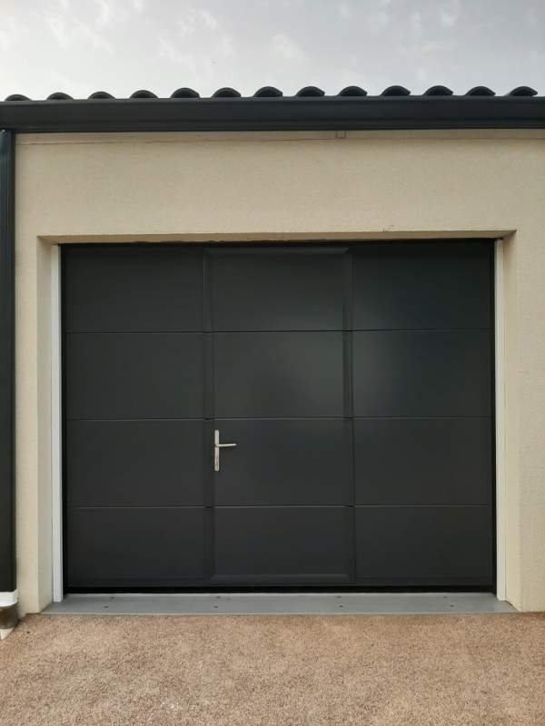 Photo de notre réalisation : PORTE DE GARAGE SECTIONNELLE 